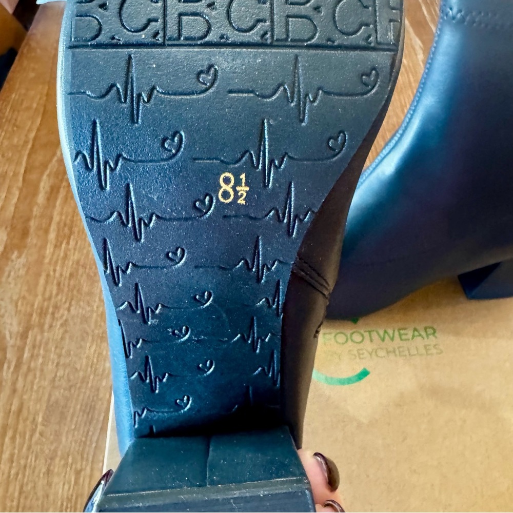 NIB navy & ivory BC Footwear Told Ya So short boots 8.5M - Picture 11 of 14